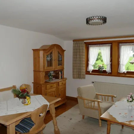 Haus Huber, Neshia Huber *